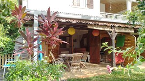 Outdoor dining - Kay Zanndoli, sea view, pool, jacuzzi, garden (LA Trinité)