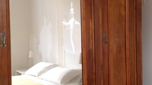A wooden wardrobe with a large mirror. - terrace viadelloca35  (Roma)