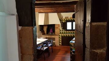 Télévision, cheminée, livres