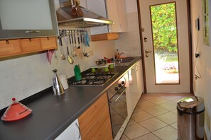 Kylskåp, mikrovågsugn, ugn och spishäll