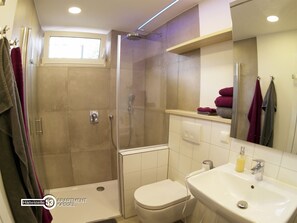 Dusche, Haartrockner, Handtücher, Toilettenpapier