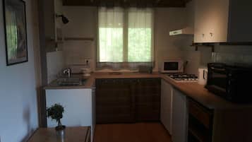 Een koelkast, een microgolfoven, een oven, een kookplaat