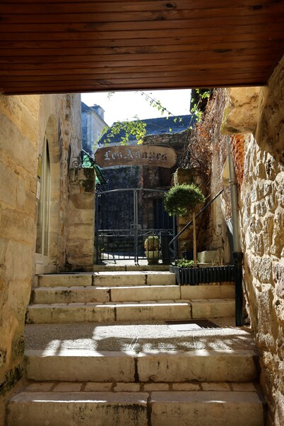The houses of the Perigord side Vézère