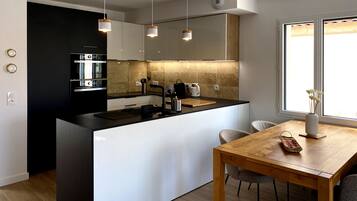 Réfrigérateur, micro-ondes, four, plaque de cuisson