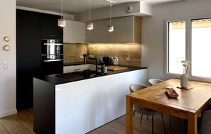 Frigorífico, microondas, horno y placa de cocina