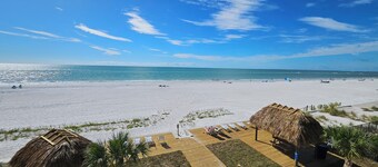 Shores Penthouse,End unit Beachfront 100% beach view from every window,sunsets,