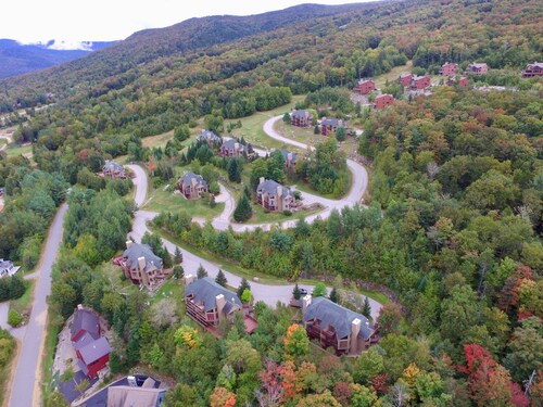 C7 Beautifully appointed slopesideCrawford Ridge end unit townhome with fireplaces, yard