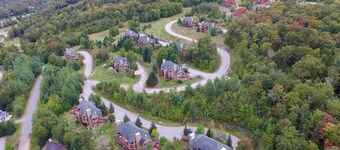 C7 Beautifully appointed slopesideCrawford Ridge end unit townhome with fireplaces, yard