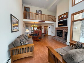 TV, fireplace, video game console - C7 Beautifully appointed slopesideCrawford Ridge end unit townhome with fireplaces, yard (Bretton Woods)