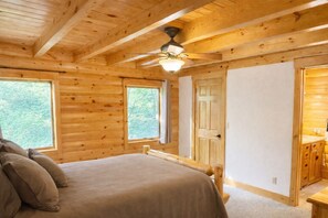 4 makuuhuonetta, silitysrauta/-lauta, ilmainen Wi-Fi, vuodevaatteet