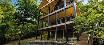 Edgewater Lodge - Luxury 4BR Waterfront Log Cabin on Secluded Beaver Lake Cove