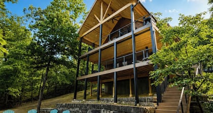Edgewater Lodge - Luxury 4BR Waterfront Log Cabin on Secluded Beaver Lake Cove