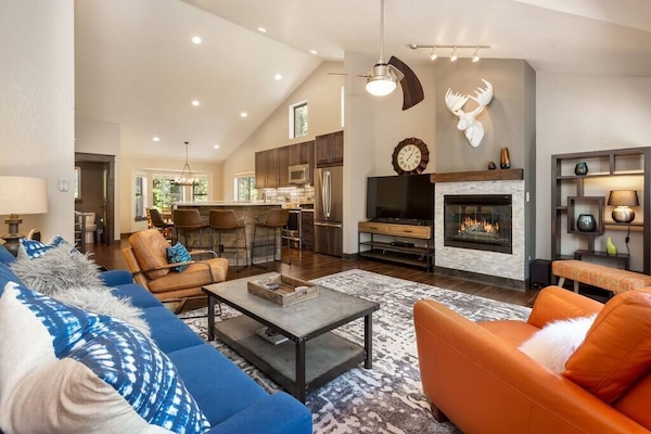 End Unit, open-concept floor plan with vaulted ceilings; tons of natural light!