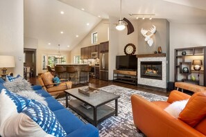 Smart TV, fireplace, books - Gorgeous Mtn Mod Townhome: Walk to Peak 9 & Town! Private Hot Tub, All Kings! (Breckenridge)