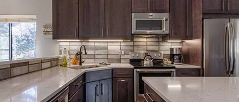 Refrigerador, microondas, horno y parrilla de estufa