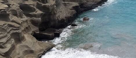 Playa en los alrededores, camastros y toallas de playa