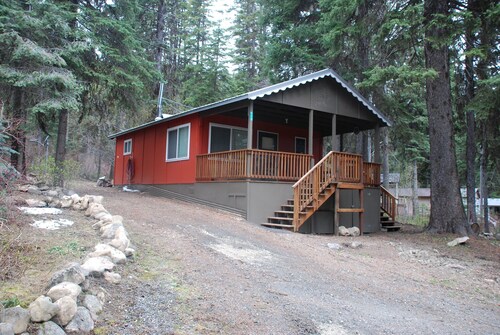 Cozy Creekside Cottage