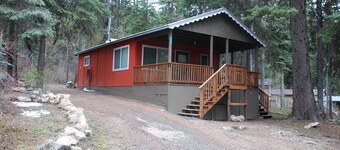 Cozy Creekside Cottage