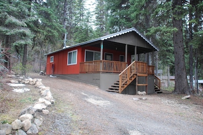 Cozy Creekside Cottage