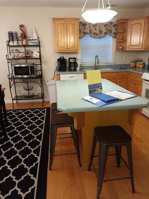 Fridge, microwave, oven, stovetop - Its still beach weather in Florida! (Apalachicola)