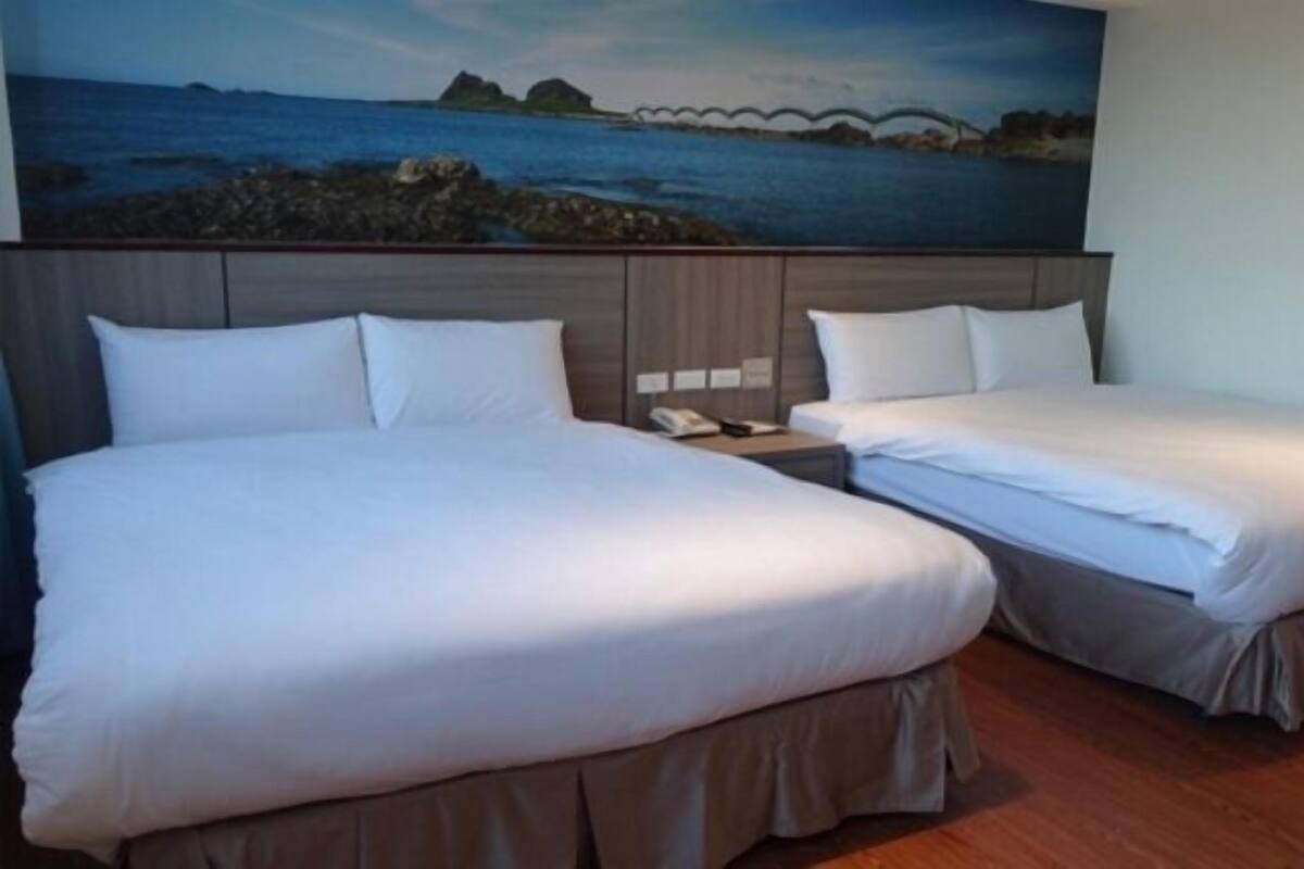 Desk, soundproofing, free WiFi