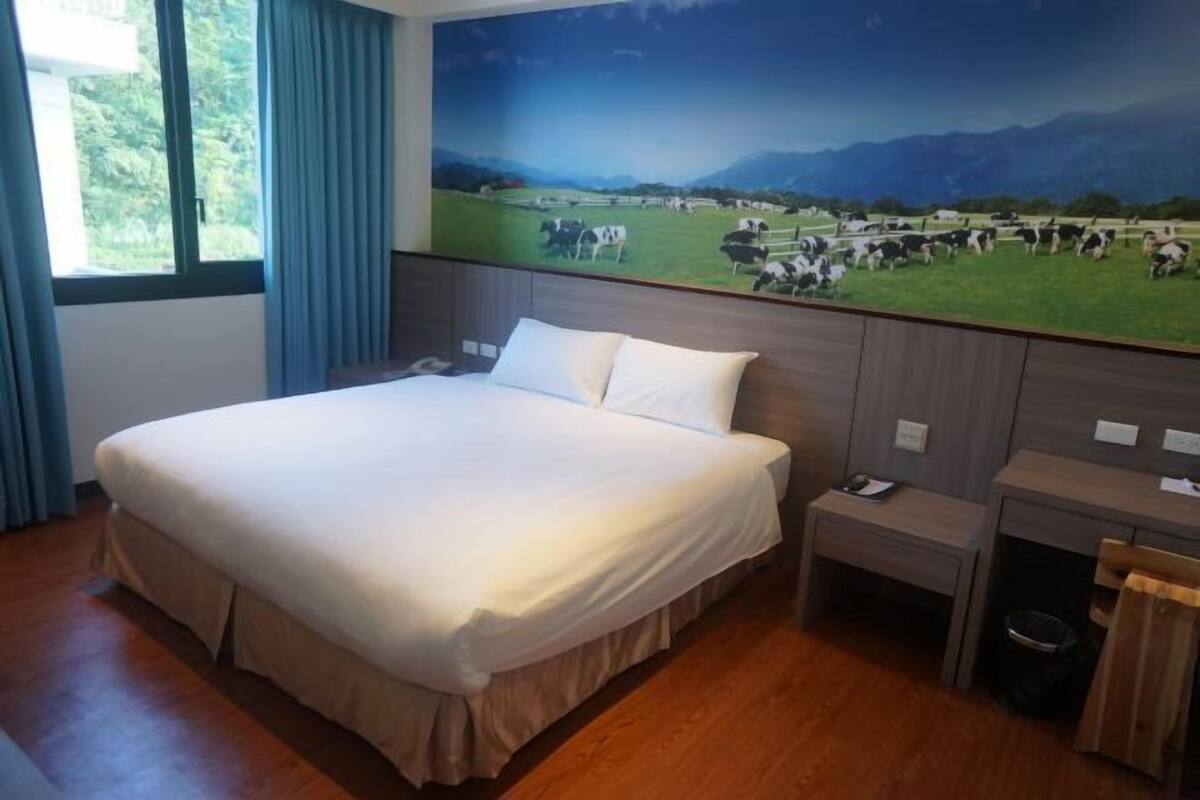 Desk, soundproofing, free WiFi