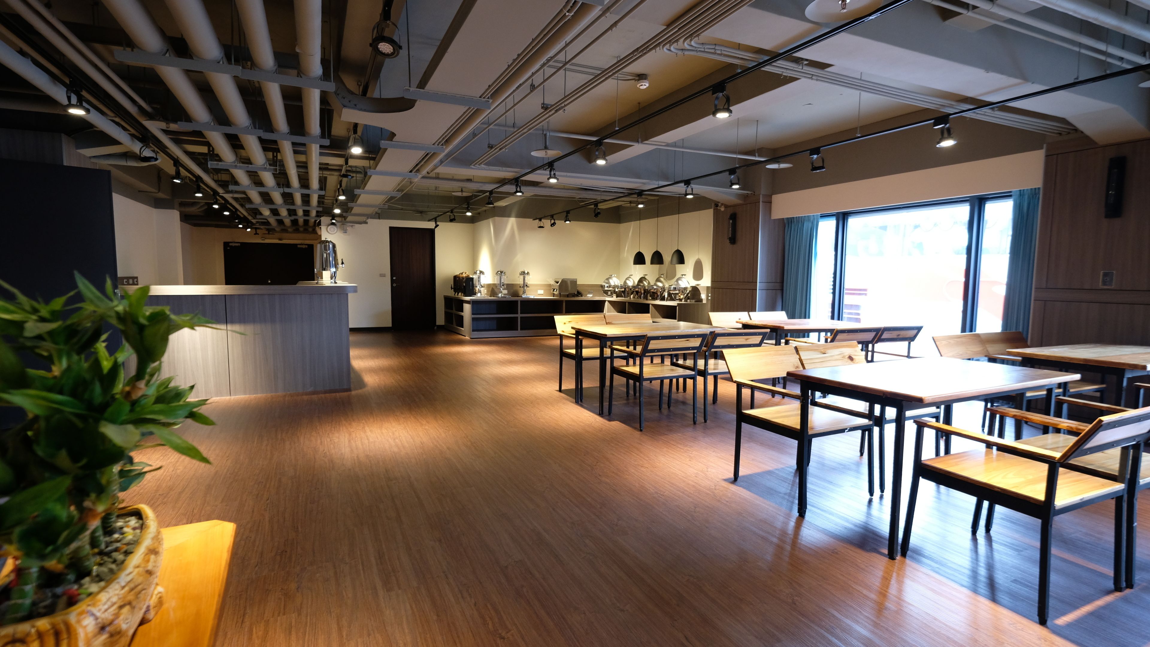 Daily full breakfast (TWD 150 per person)