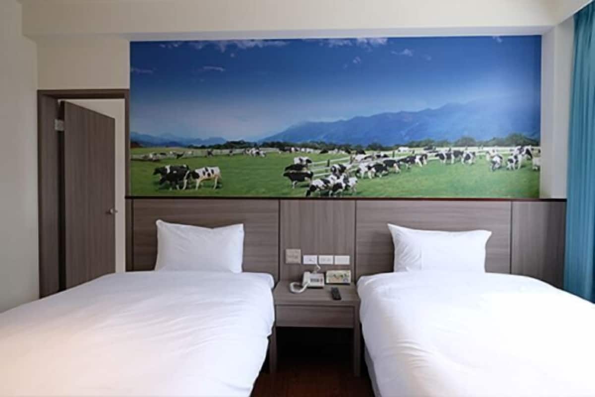 Desk, soundproofing, free WiFi