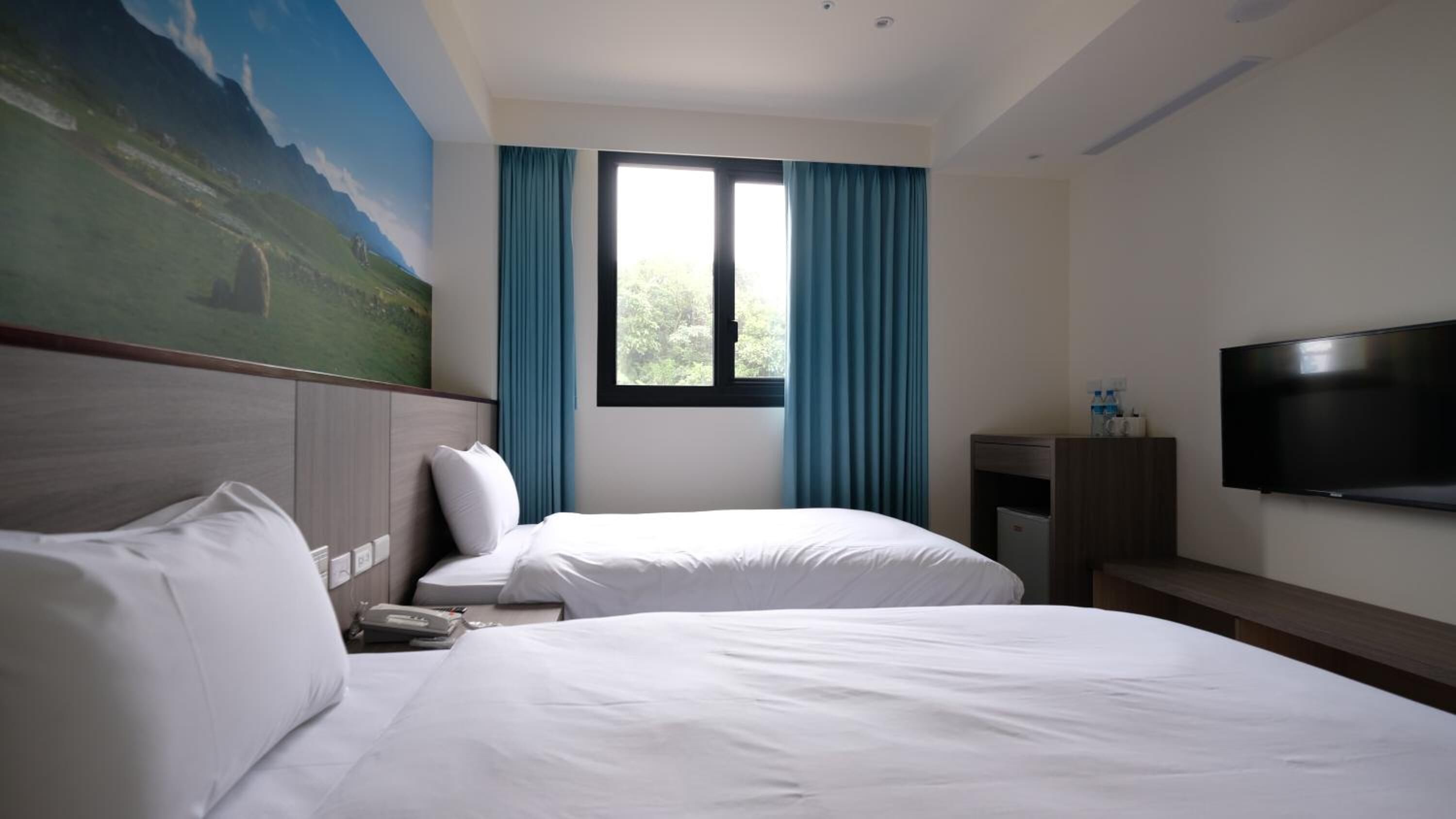 desk, soundproofing, free wifi