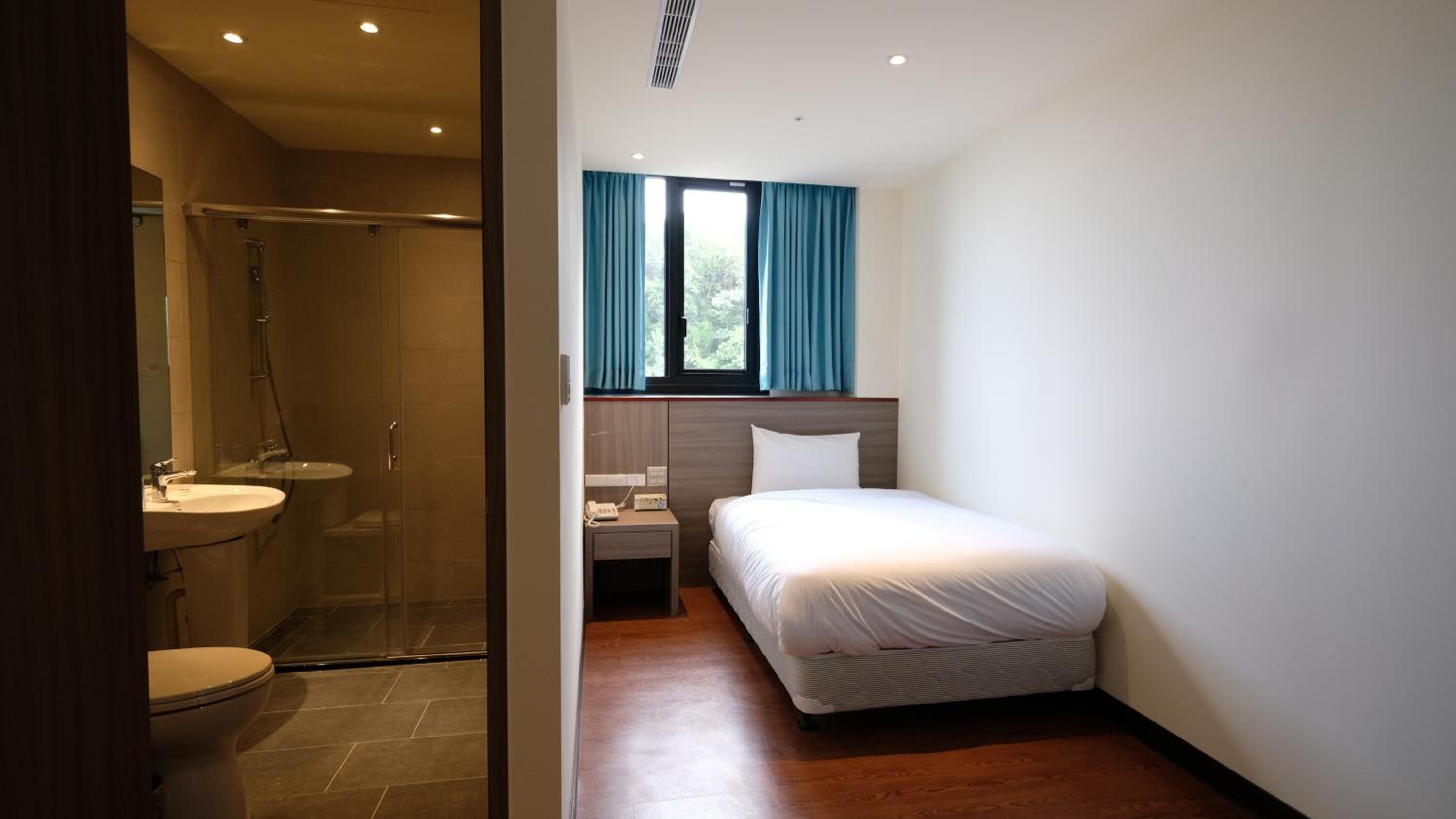 desk, soundproofing, free wifi