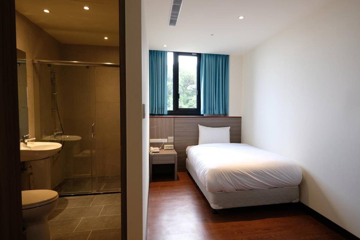 desk, soundproofing, free wifi