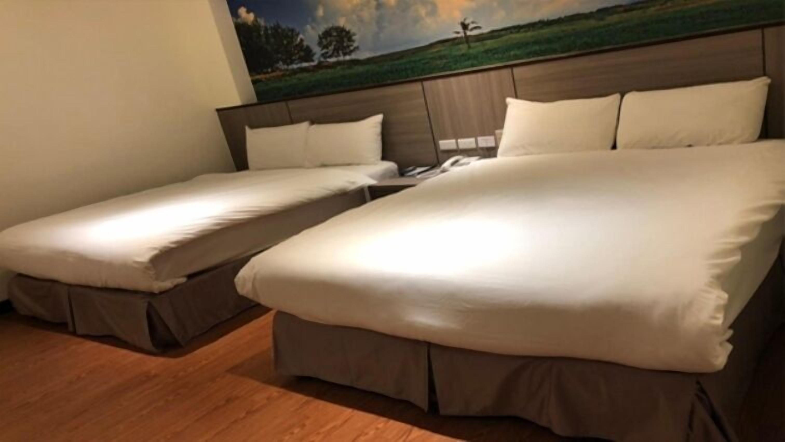 Desk, soundproofing, free WiFi