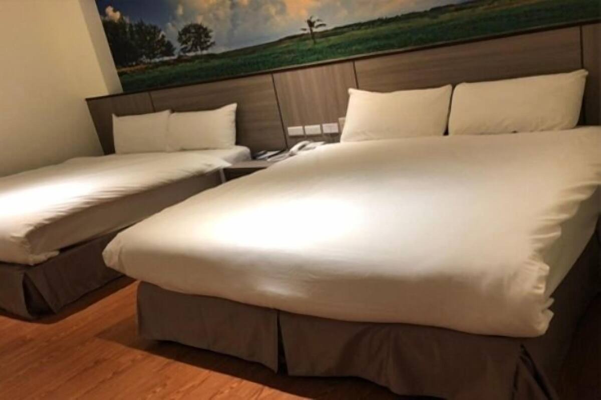 Desk, soundproofing, free WiFi