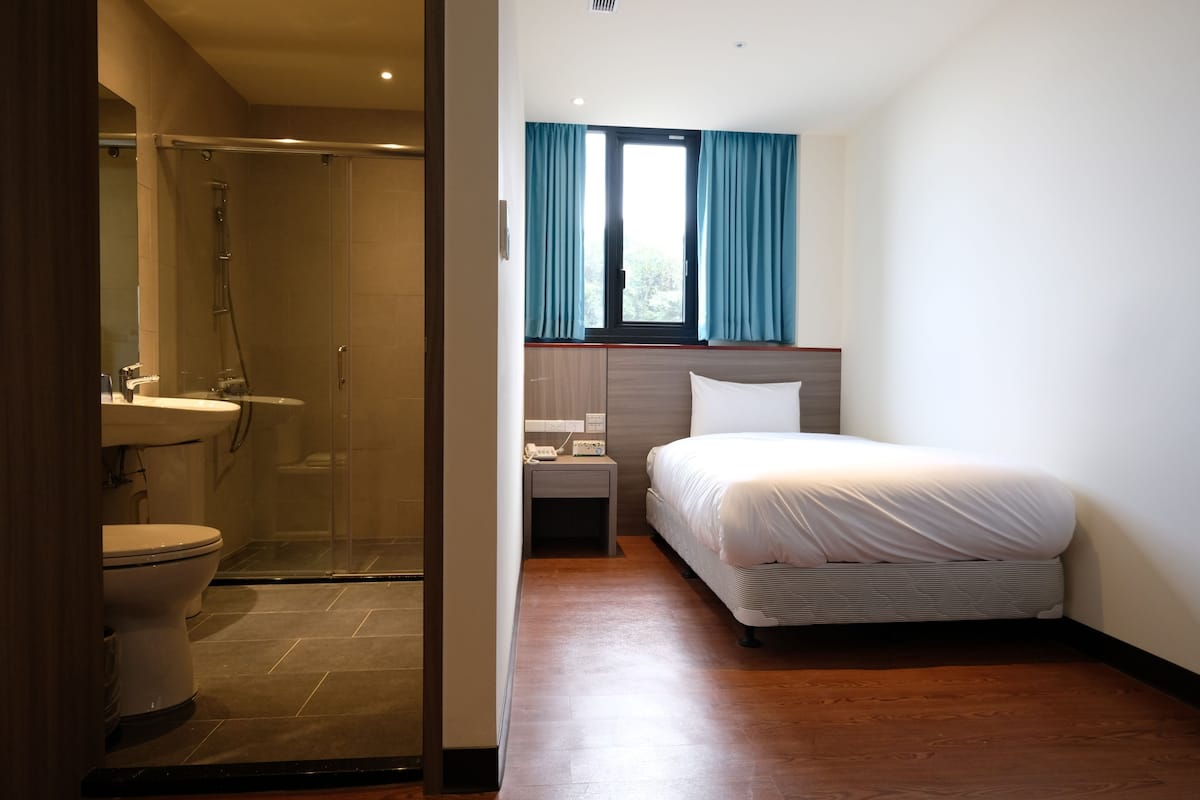 superior single room (window) | desk, soundproofing, free wifi