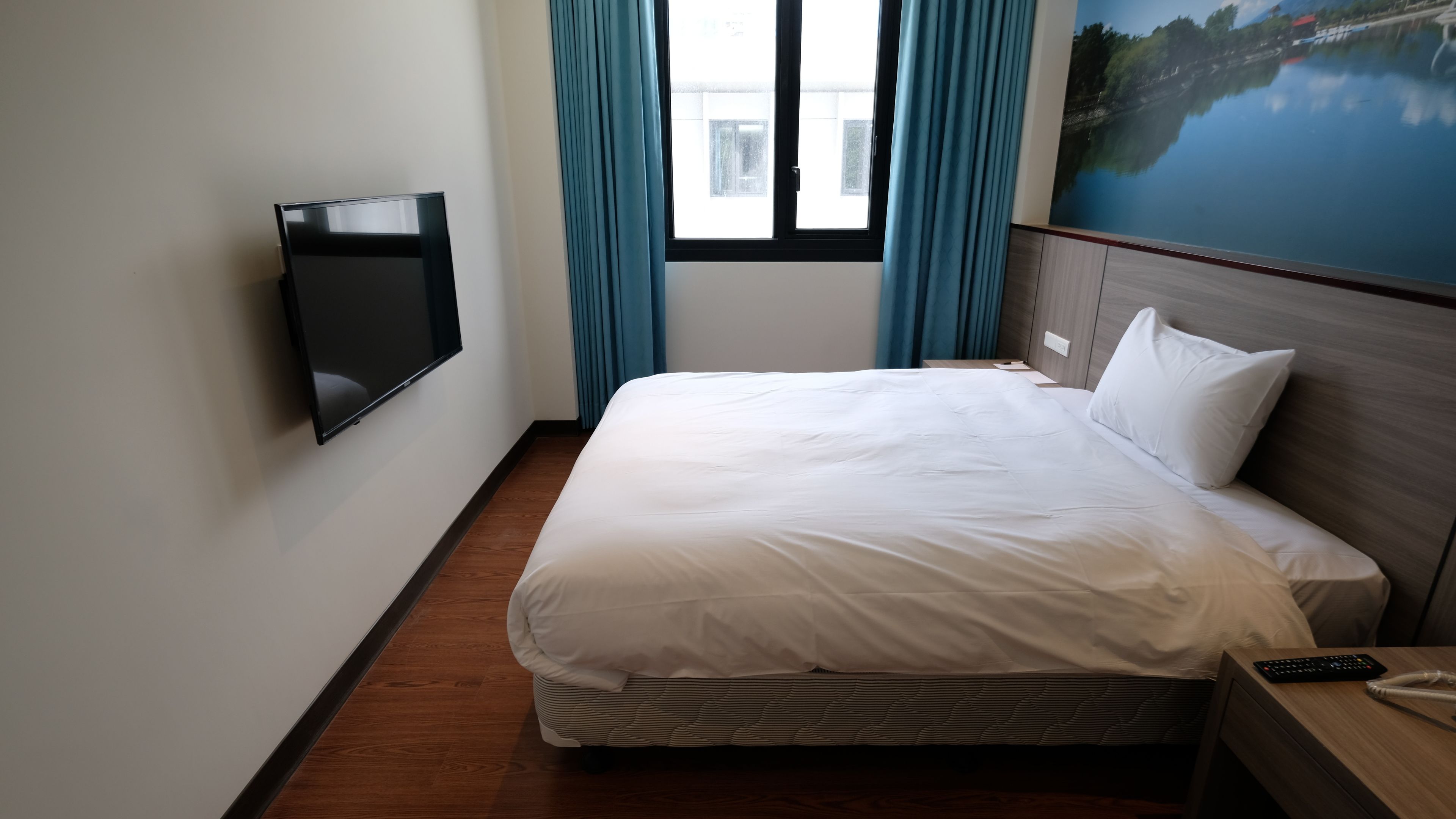 desk, soundproofing, free wifi