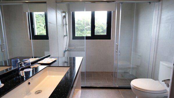 Habitación superior con 2 camas individuales, 2 camas individuales (Window) | Escritorio, insonorización y wifi gratis 