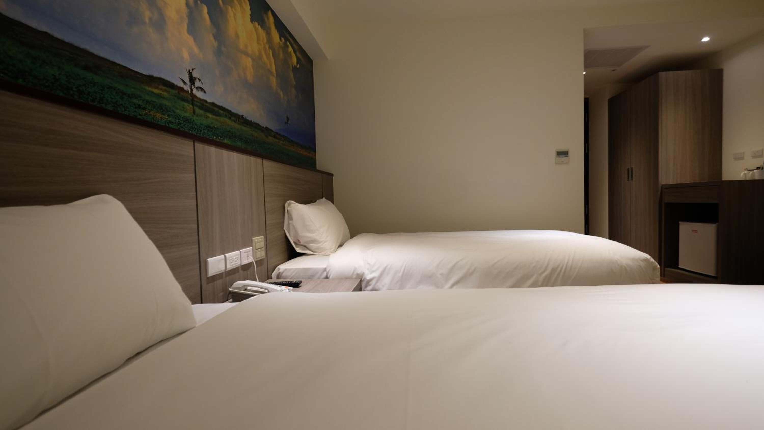 desk, soundproofing, free wifi