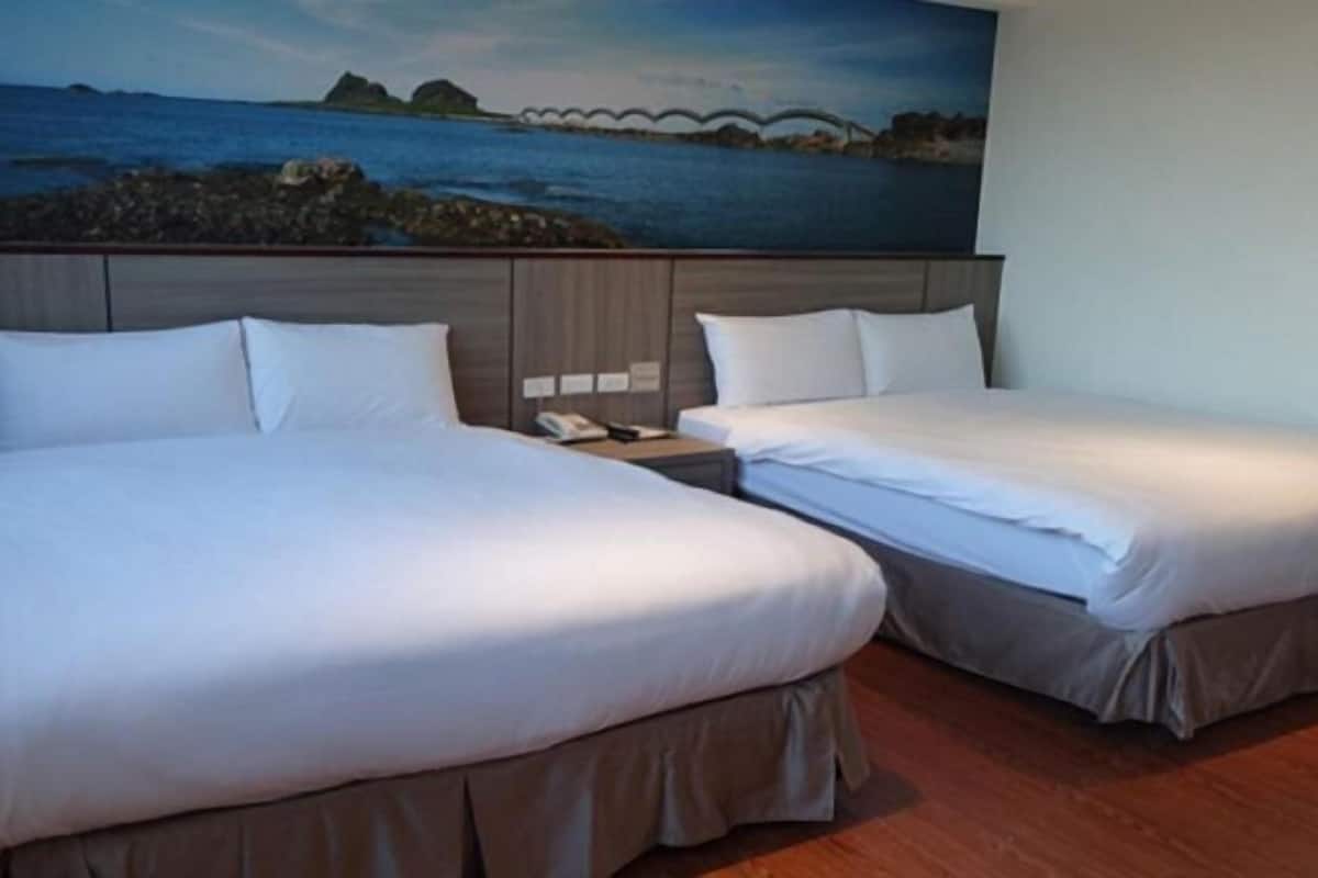 Desk, soundproofing, free WiFi