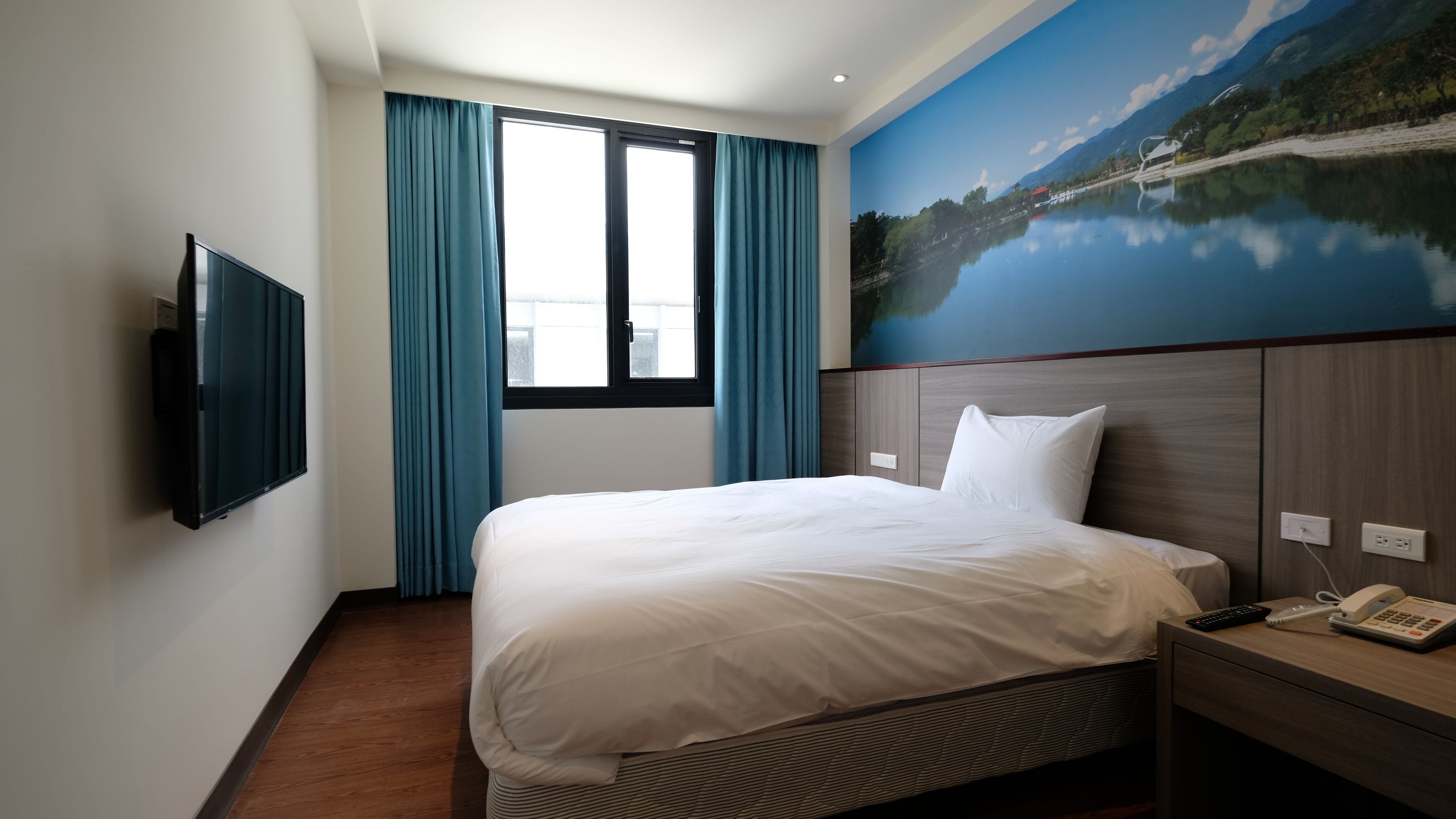 desk, soundproofing, free wifi