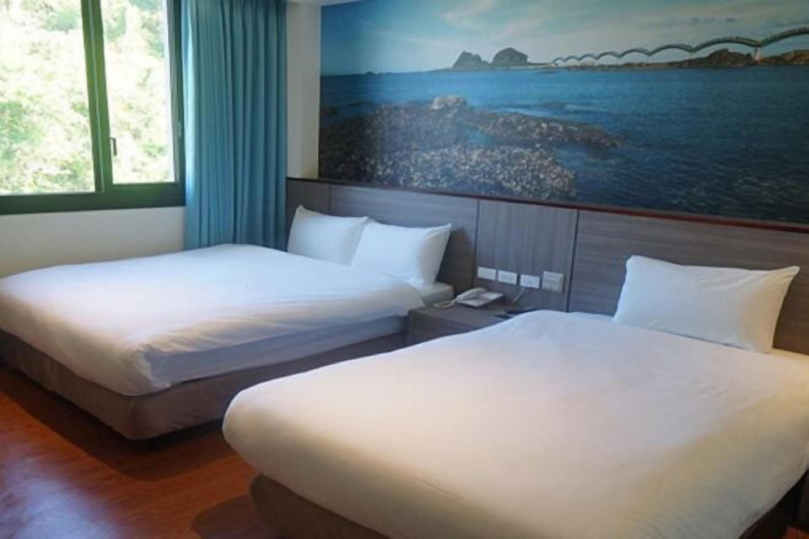 Desk, soundproofing, free WiFi