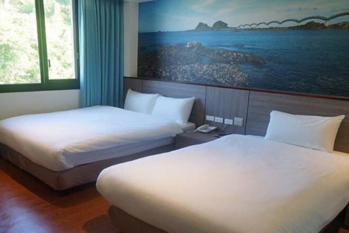 Desk, soundproofing, free WiFi