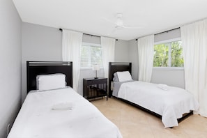 5 habitaciones, tabla de planchar con plancha, wifi y ropa de cama
