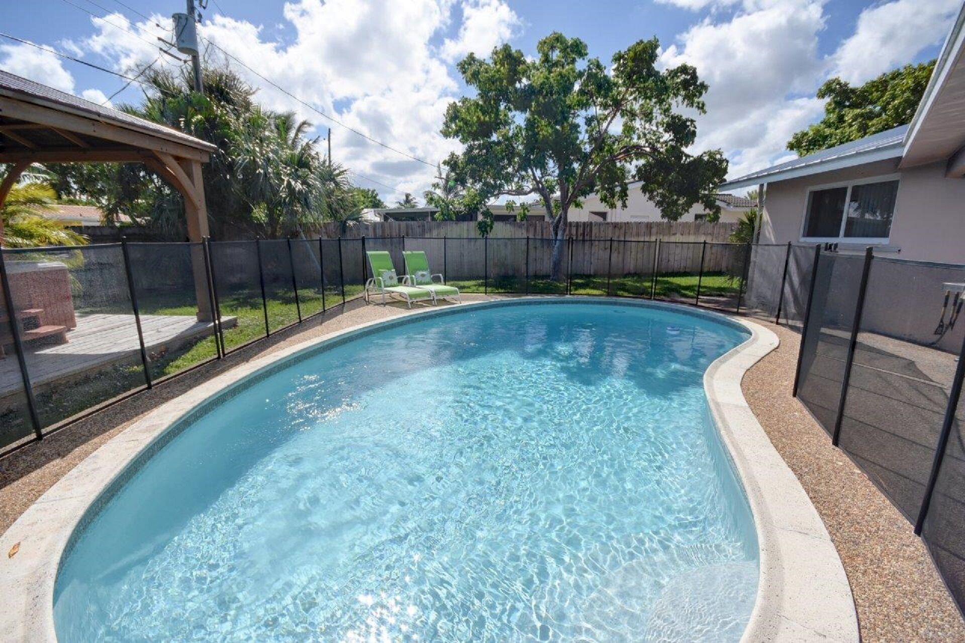 Best Getaway -6 person Brand New Jacuzzi! 1 Mile to Beach! (1 Block to Shul)
