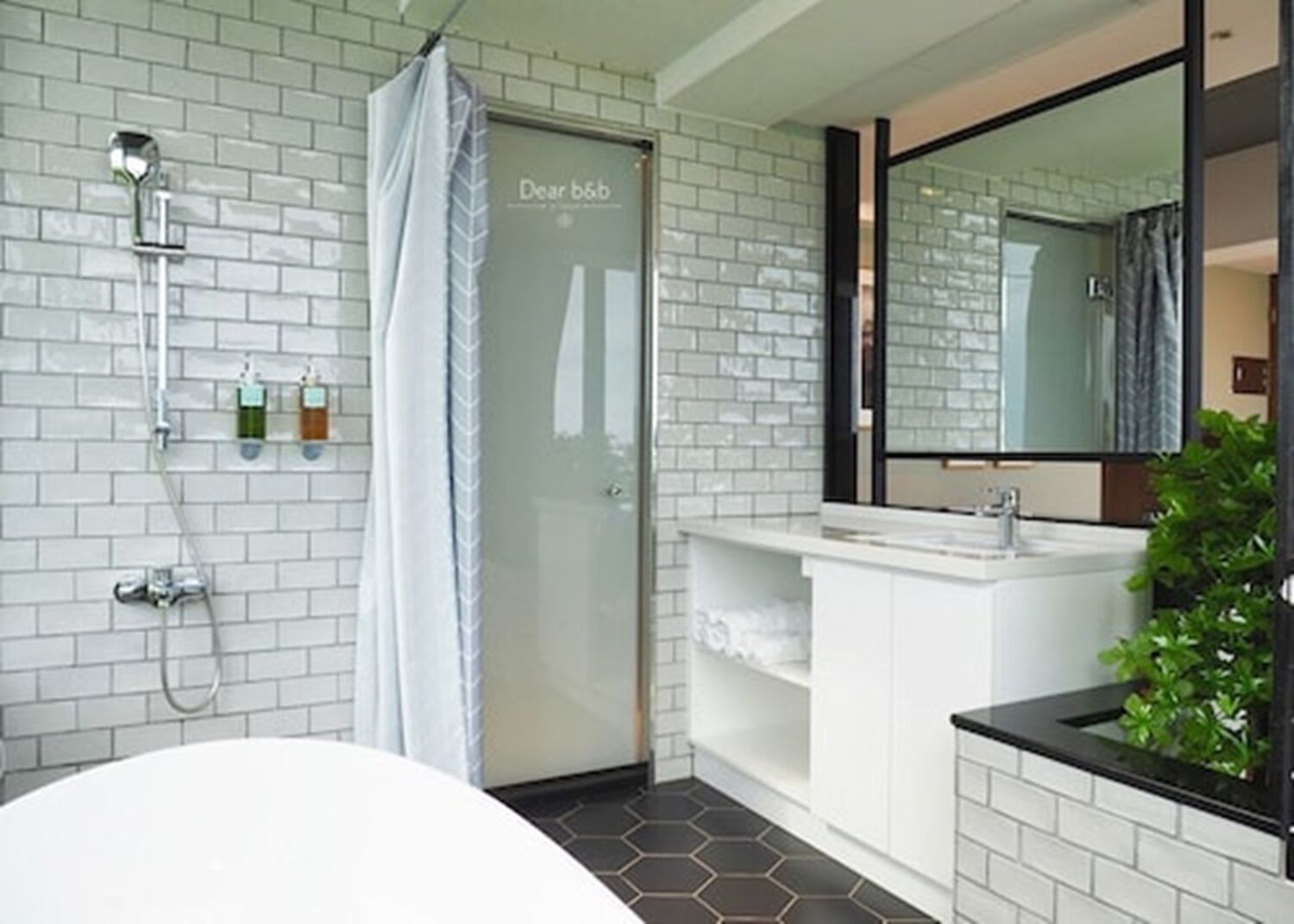 Deluxe-Doppelzimmer, 1 King-Bett, Balkon, Blick auf den Innenhof | Badezimmer | Kostenlose Toilettenartikel, Haartrockner, Hausschuhe, Handtücher