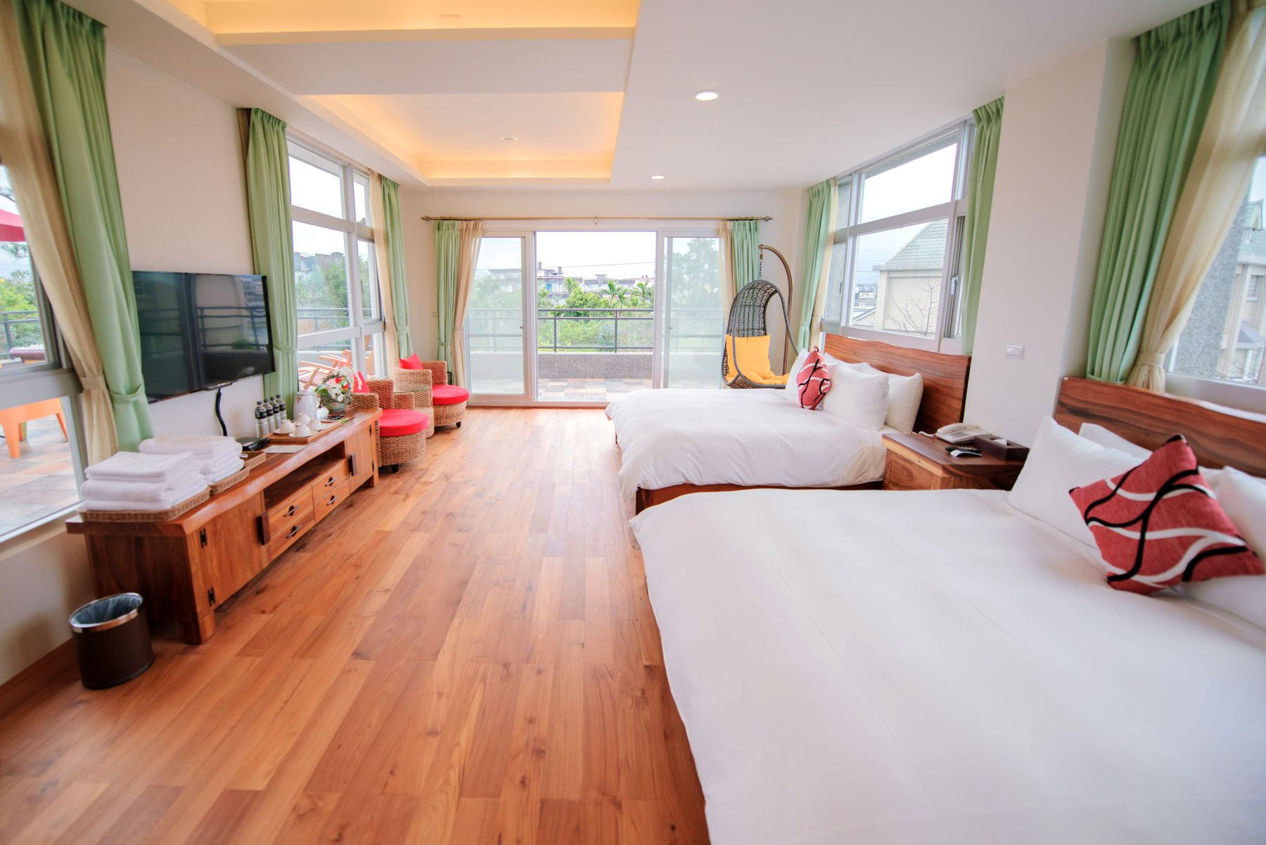 Escritorio, cortinas blackout, sistema de insonorización y cunas 