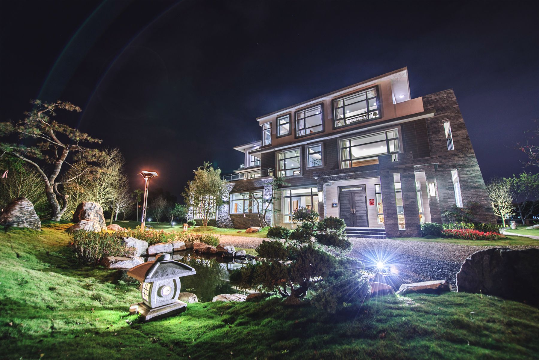 Fachada de la propiedad por la tarde o noche