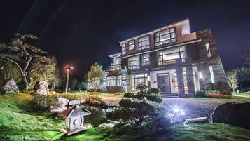 Majoituspaikan julkisivu illalla/yöllä