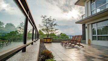 Habitación cuádruple, con acceso para personas discapacitadas, vista al patio (Yoshino cherry) | Balcón