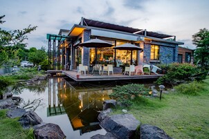 供應午餐及晚餐；素菜