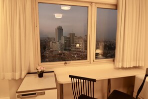City-Studio, 1 Schlafzimmer, Stadtblick, Turm | Essbereich im Zimmer